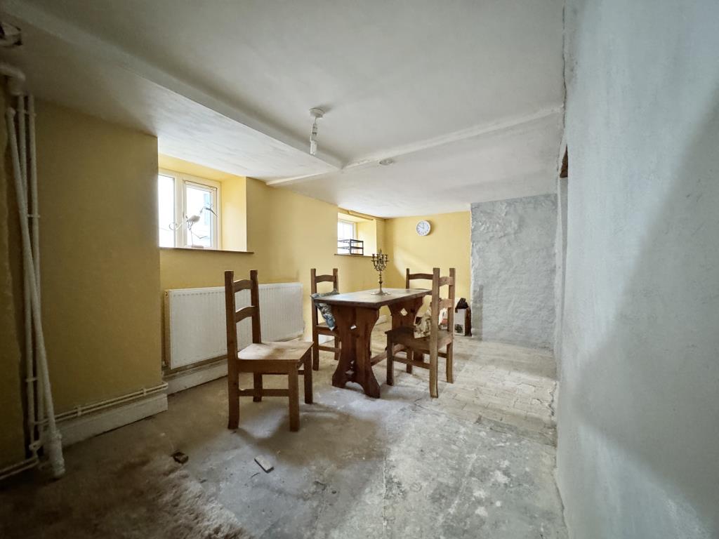 Lot: 35 - THREE-BEDROOM COTTAGE - Dining Room